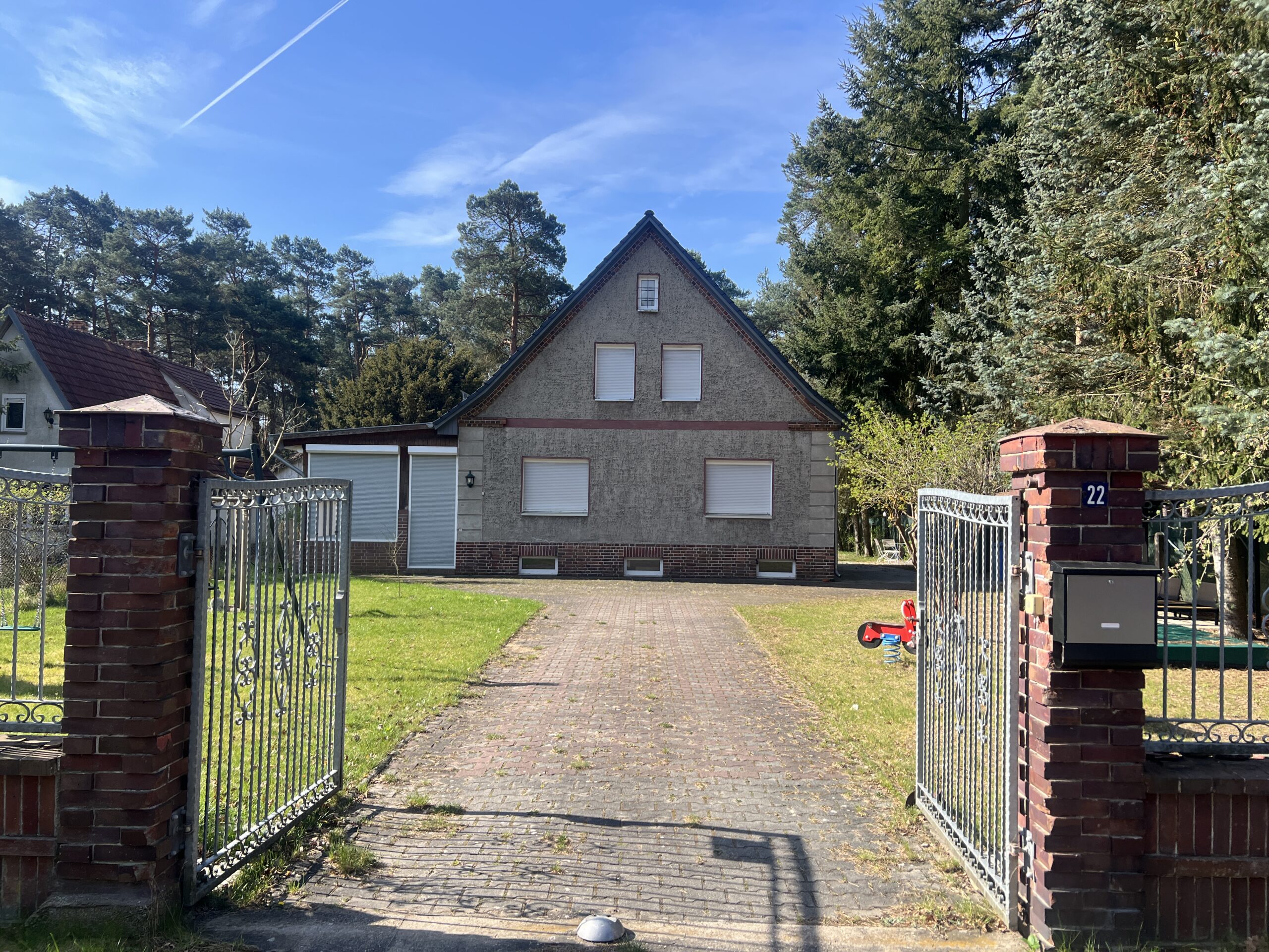 Ferienhaus vorn offenes Tor