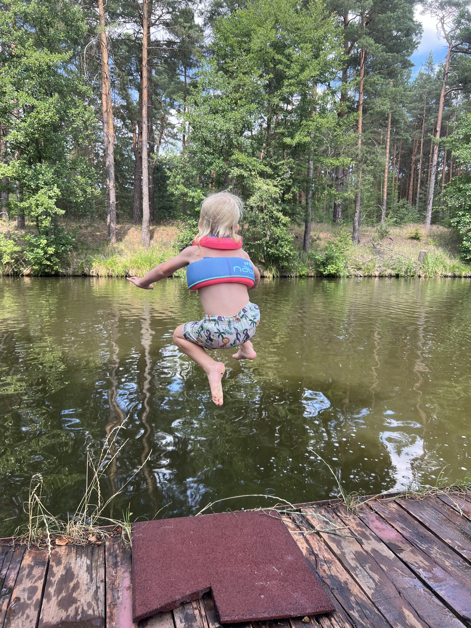 Ins Wasser springen